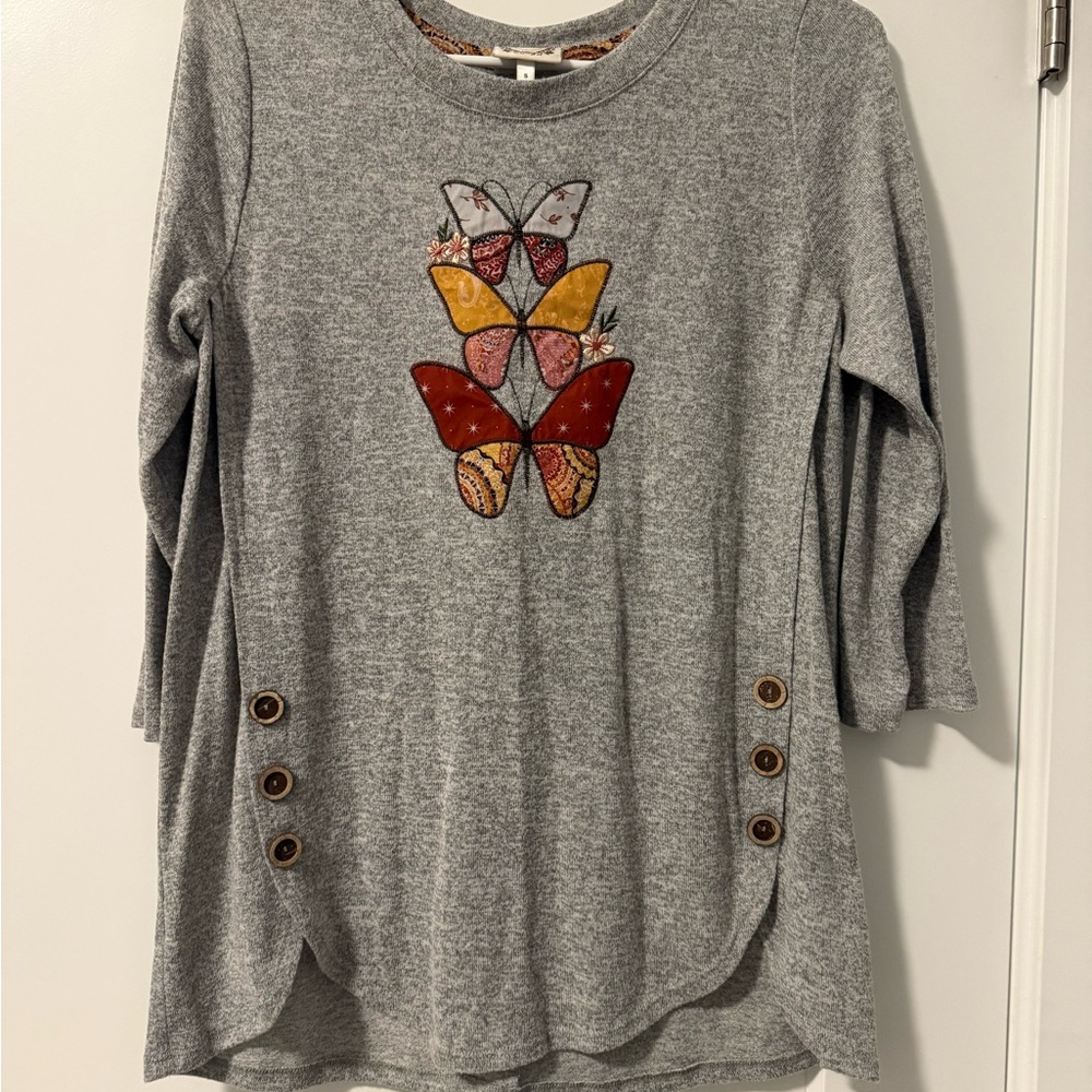 Gray and Red Long Sleeve Tee for Casual Comfort
